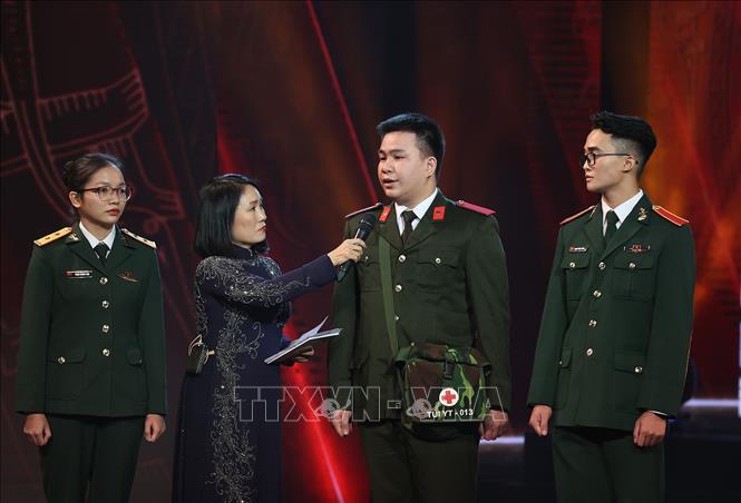 Các điển hình tiên tiến trong phòng, chống dịch COVID-19 giao lưu tại chương trình nghệ thuật “Nghĩa tình quân dân”.