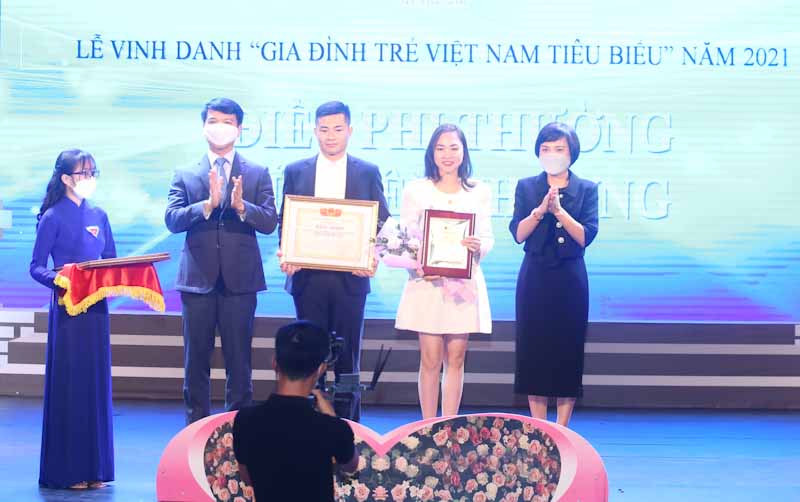 Lễ vinh danh được tổ chức hằng năm nhằm biểu dương v&agrave; t&ocirc;n vinh những gia đ&igrave;nh trẻ điển h&igrave;nh, ti&ecirc;u biểu, g&oacute;p phần lan tỏa v&agrave; ph&aacute;t huy c&aacute;c gi&aacute; trị truyền thống tốt đẹp của gia đ&igrave;nh Việt Nam