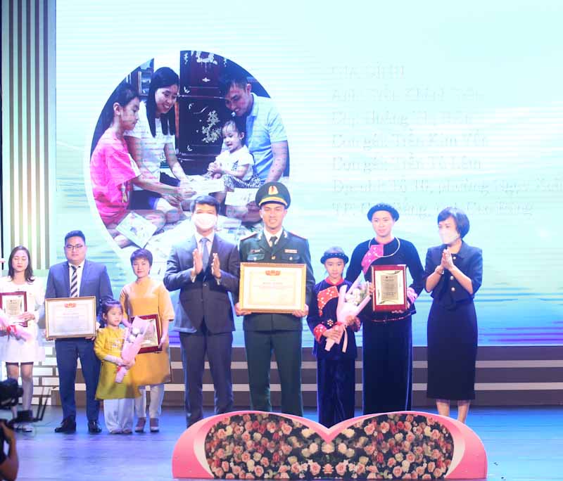 &ldquo;Điều phi thường của y&ecirc;u thương&rdquo; đ&ocirc;i khi cũng v&ocirc; c&ugrave;ng giản dị, đ&oacute; l&agrave; khi người vợ hoặc chồng vượt qua nỗi nhớ, hy sinh hạnh ph&uacute;c gia đ&igrave;nh để thực hiện nhiệm vụ cao cả bảo vệ bi&ecirc;n cương Tổ quốc hay tham gia lực lượng ph&ograve;ng chống dịch bệnh Covid &ndash; 19