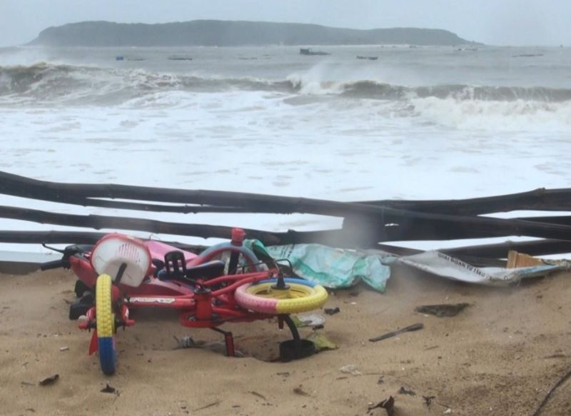 Sóng biển cao, mạnh cuốn trôi nhiều tài sản của người dân Phú Yên.