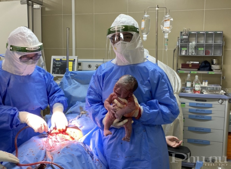 Một ca mổ đẻ được b&aacute;c sĩ cơ sở 2 thực hiện th&agrave;nh c&ocirc;ng trong ph&ograve;ng mổ &aacute;p lực &acirc;m.
