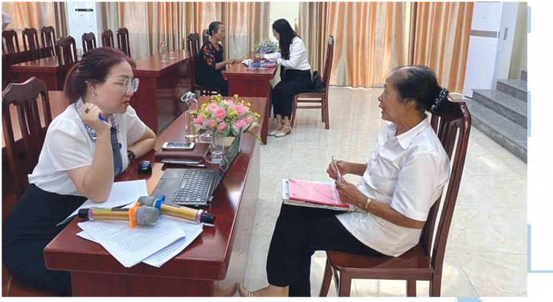 Hội Phụ nữ Đoàn Luật sư Hà Nội tư vấn pháp luật lưu động trực tiếp chongười dân xã Hoa Sơn, huyện Ứng Hòa.