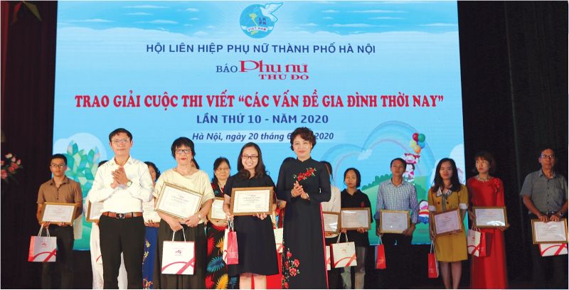 Bà Lê Quỳnh Trang, Tổng biên tập báo Phụ nữ Thủ đô trao giải cho cáctác giả trong cuộc thi viết “Các vấn đề gia đình thời nay”lần thứ 10 năm 2020 do Báo Phụ nữ Thủ đô tổ chức. Bà Lê Quỳnh Trang, Tổng biên tập báo Phụ nữ Thủ đô trao giải cho cáctác giả trong cuộc thi viết “Các vấn đề gia đình thời nay”lần thứ 10 năm 2020 do Báo Phụ nữ Thủ đô tổ chức.