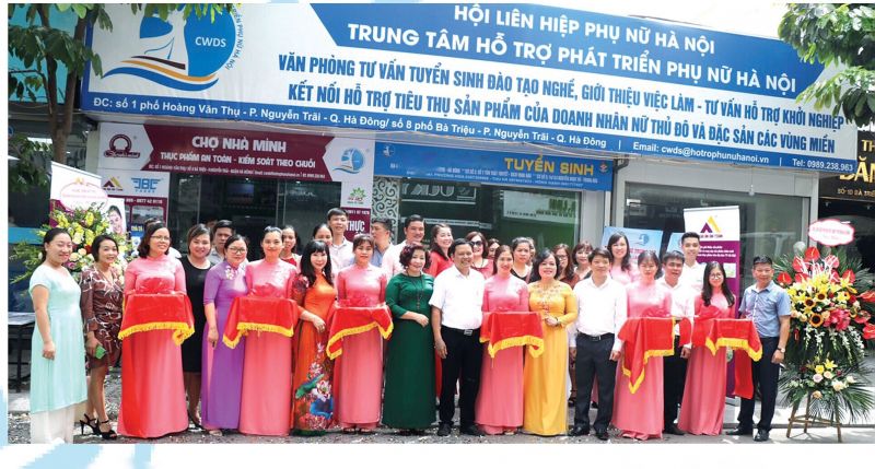 Các đồng chí lãnh đạo các sở, ngành Thành phố, Hội LHPN Hà Nội,Trung tâm Hỗ trợ phát triển phụ nữ khai trương Văn phòng tư vấntuyển sinh đào tạo nghề - Giới thiệu việc làm - Tư vấn hỗ trợ khởi nghiệp -Kết nối hỗ trợ tiêu thụ sản phẩm của doanh nhân nữ Thủ đô và đặc sản cácvùng miền thuộc Trung tâm Hỗ trợ phát triển phụ nữ Hà Nội.