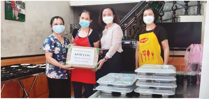 Hội LHPN quận Ba Đình thăm, hỗ trợ kinh phí, nhu yếu phẩm cho mô hình“Bếp cơm ấm tình” của phụ nữ phường Vĩnh Phúc phục vụlực lượng trực phòng, chống dịch Covid-19.