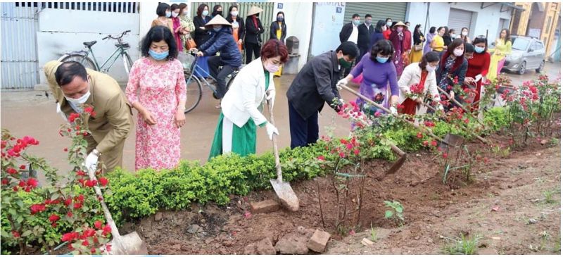 Các đồng chí lãnh đạo Quận, Hội LHPN quận Bắc Từ Liêm... khởi côngđoạn đường tuyến phố nở hoa năm 2021 chào mừng cuộc bầu cử Đại biểuQuốc hội khóa XV và Hội đồng nhân dân các cấp nhiệm kỳ 2021-2026.