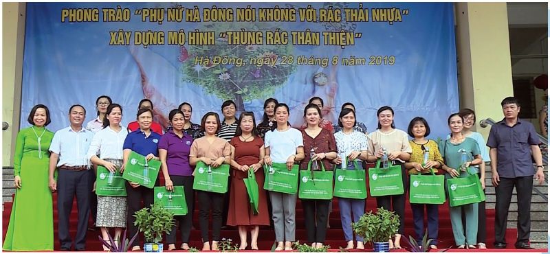 Các đồng chí lãnh đạo Quận ủy, Hội LHPN quận Hà Đông dự lễ phát độngphong trào “Phụ nữ Hà Đông nói không với rác thải nhựa”, xây dụngmô hình “Thùng rác thân thiện” do Hội LHPN quận Hà Đông phát động,tháng 8/2019.