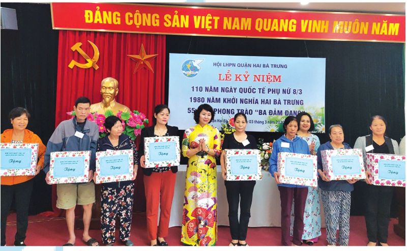 Hội LHPN Quận trao tặng bếp từ để thay thế bếp than tổ ong cho cáchộ gia đình có hoàn cảnh khó khăn.