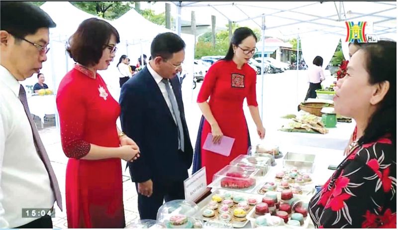 Lãnh đạo Quận ủy và Hội LHPN quận Nam Từ Liêm thăm gian hàng tạingày hội Phụ nữ Nam Từ Liêm khởi nghiệp - sáng tạo, tháng 10/2020. Lãnh đạo Quận ủy và Hội LHPN quận Nam Từ Liêm thăm gian hàng tạingày hội Phụ nữ Nam Từ Liêm khởi nghiệp - sáng tạo, tháng 10/2020.