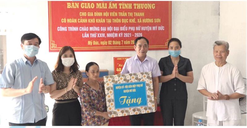 C&aacute;c đồng ch&iacute; l&atilde;nh đạo Huyện ủy Mỹ Đức c&ugrave;ng c&aacute;c đồng ch&iacute; l&atilde;nh đạoHuyện, Hội LHPN Huyện trao &ldquo;M&aacute;i ấm t&igrave;nh thương&rdquo; cho hội vi&ecirc;nphụ nữ ngh&egrave;o x&atilde; H&ugrave;ng Tiến.