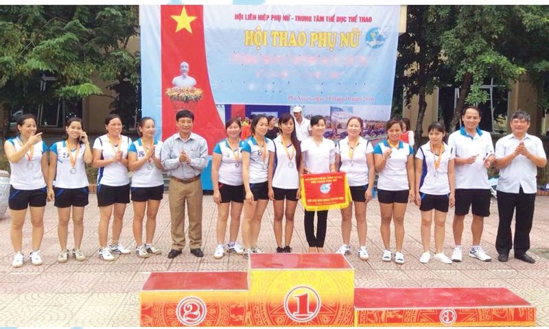 C&aacute;c đồng ch&iacute; l&atilde;nh đạo huyện Ph&uacute; Xuy&ecirc;n tham dự, động vi&ecirc;n tại Hội thaophụ nữ do Hội LHPN Huyện phối hợp tổ chức, th&aacute;ng 10/2016.