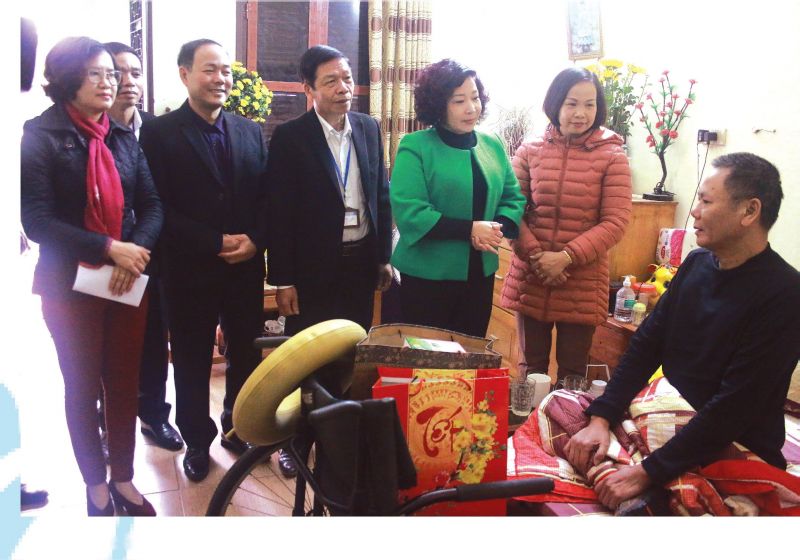 Đoàn công tác của Hội LHPN Hà Nội do đồng chí Lê Thị Thiên Hương,Phó Chủ tịch Hội làm trưởng đoàn thăm, tri ân các thương bệnh binh đangđiều trị tại Trung tâm Điều dưỡng người có công số II, quận Hà Đông, Hà Nội.