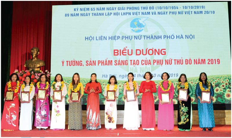 Ph&oacute; Chủ tịch Hội LHPN Việt Nam Đỗ Thị Thu Thảo (thứ 6 từ tr&aacute;i sang) v&agrave;Chủ tịch Hội LHPN H&agrave; Nội L&ecirc; Kim Anh (thứ 4 từ phải sang)trao giải thưởng &yacute; tưởng, sản phẩm s&aacute;ng tạo của phụ nữ Thủ đ&ocirc; năm 2019.