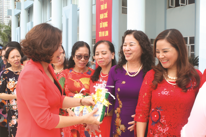 Đồng chí Lê Kim Anh, Chủ tịch Hội LHPN Hà Nội tặng chai thủy tinh chocán bộ, hội viên phụ nữ trong lễ phát động phong trào “Chống rác thải nhựa”năm 2019 của Hội LHPN Hà Nội.