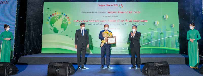Ông Lê Trọng Khương – Tổng Giám đốc Hưng Thịnh Landnhận chứng nhận “Doanh nghiệp vì cộng đồng – SAIGON TIMES CSR 2021”từ ông Trần Minh Hùng - Tổng Biên Tập (bên phải)và ông Phạm Hữu Chương - Phó Tổng Biên tập The Saigon Times (bên trái)