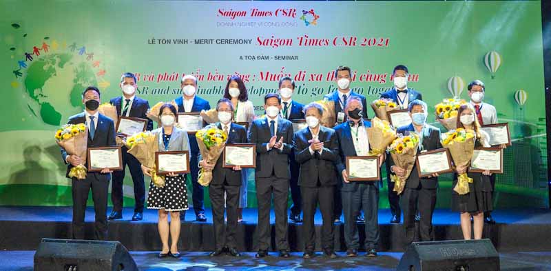 Các doanh nghiệp chụp hình lưu niệm với Ban tổ chức