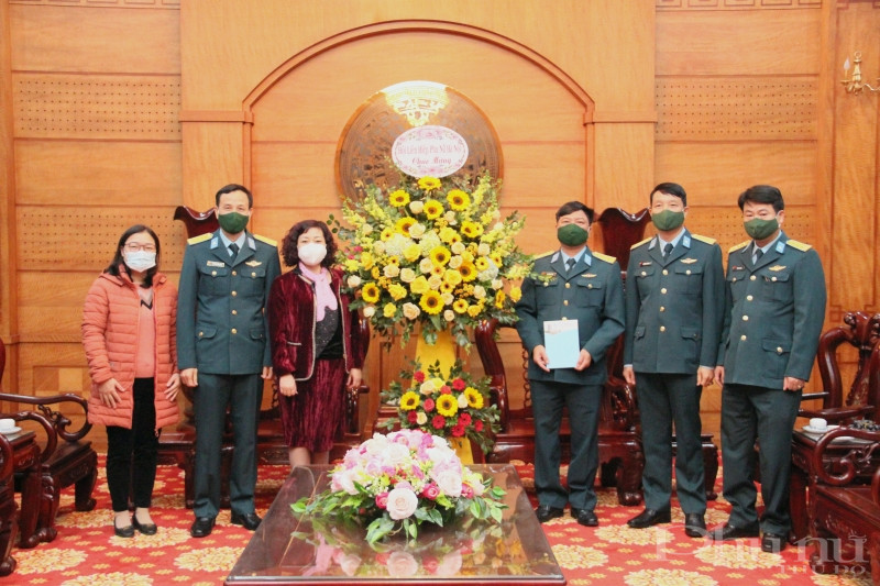 Đồng ch&iacute; L&ecirc; Thị Thi&ecirc;n Hương - Ph&oacute; Chủ tịch Hội LHPN H&agrave; Nội (thứ 3 từ tr&aacute;i sang) tặng hoa ch&uacute;c mừng Sư đo&agrave;n Ph&ograve;ng kh&ocirc;ng 361.