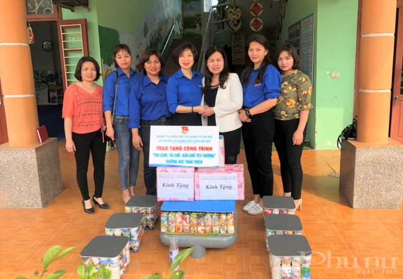 Đồng chí Nguyễn Thị Diệu Linh - Bí thư Chi đoàn Hội LHPN Hà Nội (đứng giữa) cùng dại diện Đoàn khối các cơ quan Hà Nội trao tặng sách và bộ bàn ghế làm từ nhựa tái chế cho đại diện trường mầm Non Bích Hòa (Thanh Oai, Hà Nội).