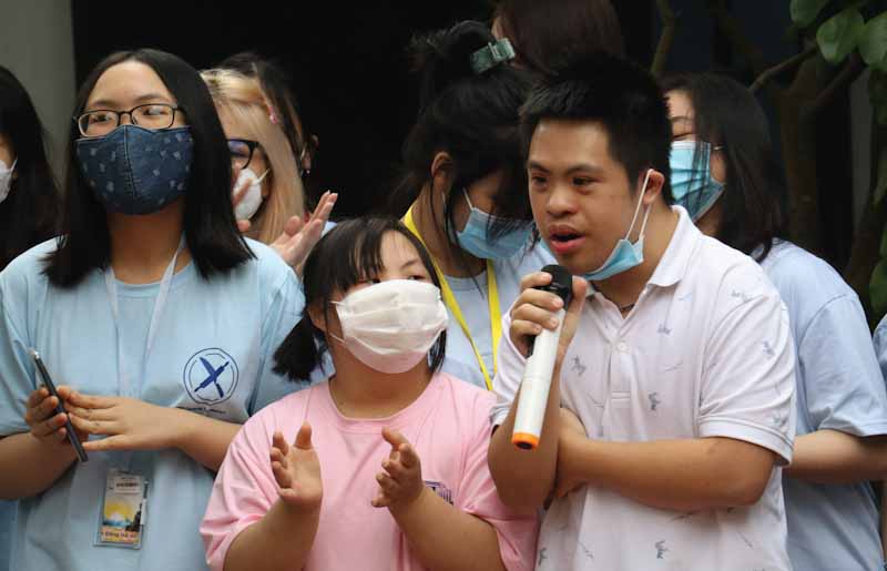 C&aacute;c em tại trung t&acirc;m Quỳnh Hoa giao lưu tr&ograve; chuyện với th&agrave;nh vi&ecirc;n c&acirc;u lạc bộ CCT