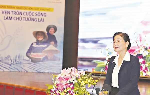 B&agrave; Trần Thị Hương, Ph&oacute; Chủ tịch Hội LHPN Việt Nam ph&aacute;t biểu tại buổi tọa đ&agrave;m&ldquo;H&agrave;nh tr&igrave;nh trao quyền cho phụ nữ: Vẹn tr&ograve;n cuộc sống - L&agrave;m chủ tương lai&rdquo;.