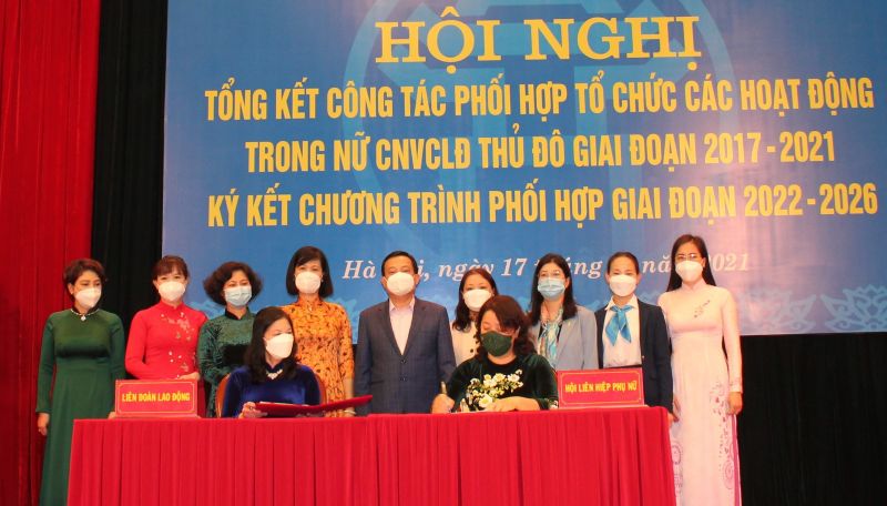 Bà Đặng Thị Phương Hoa - Phó Chủ tịch Thường trực LĐLĐ TP Hà Nội và bà Nguyễn Thị Thu Thuỷ - Phó Chủ tịch Thường trực Hội LHPN Hà Nội ký kết chương trình phối hợp giai đoạn 2022-2026