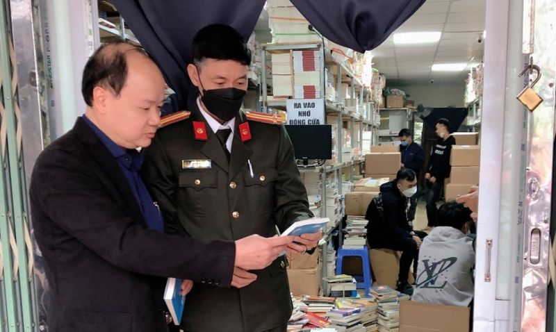 Phòng An ninh Chính trị nội bộ, Công an Hà Nội cùng các ngành chức năng phát hiện vụ tàng trữ kho sách lậu lớn tại Cầu Giấy và Bắc Từ Liêm