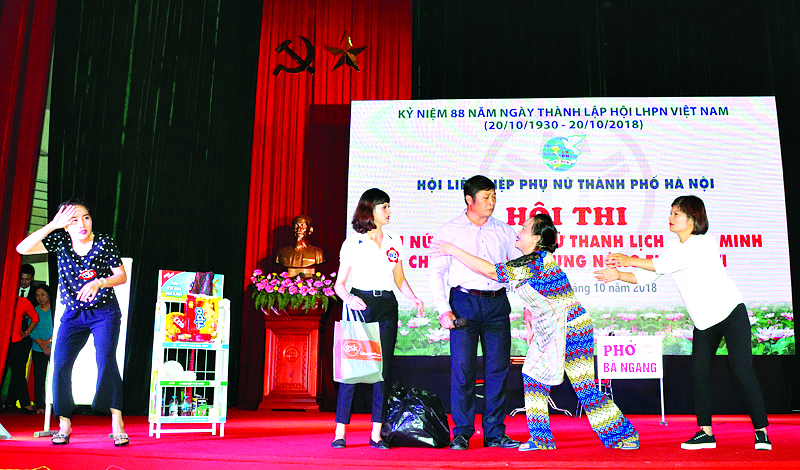 Bằng hình thức sân khấu hóa, phụ nữ Thủ đô đã thể hiện, truyền tải những thông điệp ý nghĩa về cách ứng xử văn minh, thanh lịch