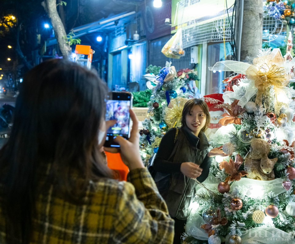 Cùng với Nhà thờ lớn, phố Hàng Mã còn là địa điểm check-in yêu thích của các bạn trẻ mỗi mùa Giáng sinh về.