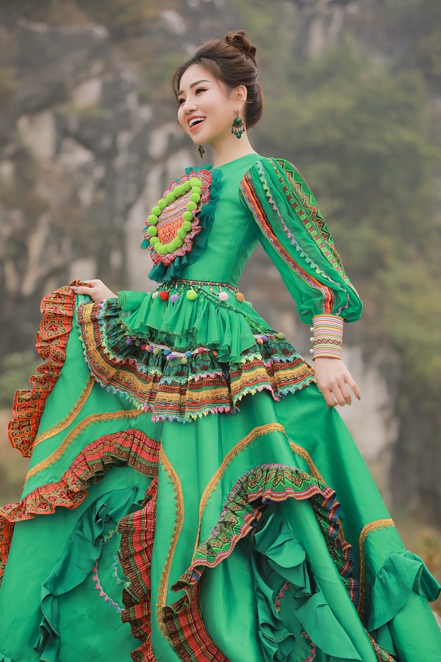 Lương Hà Mỹ Anh trong bộ trang phục cách điệu của một cô gái Thái Lương Hà Mỹ Anh trong bộ trang phục cách điệu của một cô gái Thái