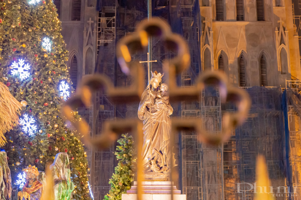 Đài Đức Mẹ bằng kim loại được đặt ở trung tâm quảng trường phía trước nhà thờ.