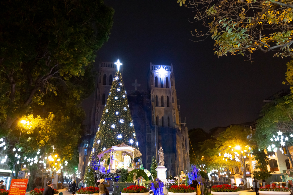 Toàn cảnh nhà thờ lớn trang hoàng lộng lẫy đón Giáng sinh.