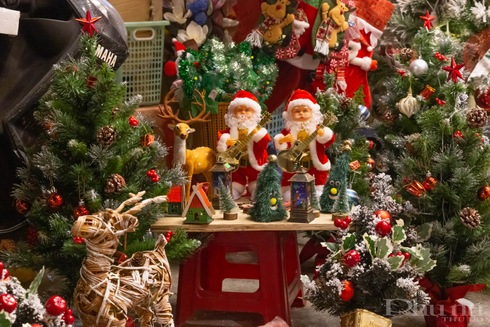 Những vật phẩm dễ thương được trưng bày khắp phố Hàng Mã, đầu các phố Hàng Đồng, Hàng Rươi.