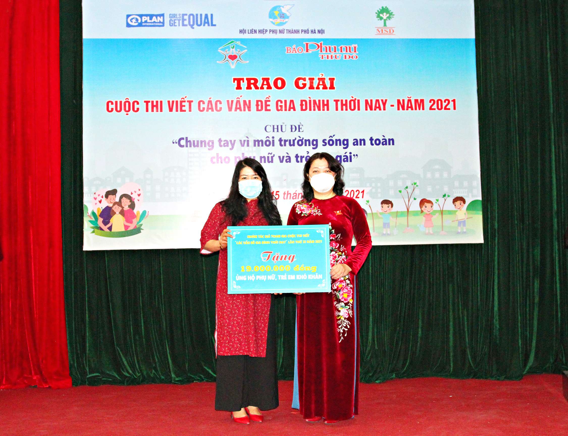 Đồng chí Nguyễn Thị Thu Thủy, Phó Chủ tịch Thường trực Hội LHPN Hà Nội, Trưởng Ban Tổ chức cuộc thi tiếp nhận số tiền ủng hộ 19 triệu đồng ủng hộ từ tác giả và bạn đọc