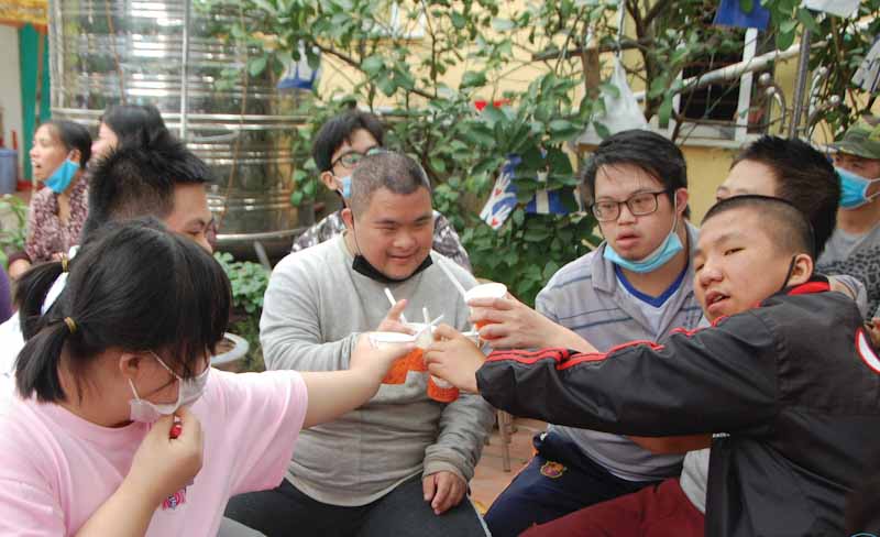 C&aacute;c bạn nhỏ tại Trung t&acirc;m thưởng thức m&oacute;n ch&egrave; khoai dẻo thơm ngon do ch&iacute;nh tay l&agrave;m