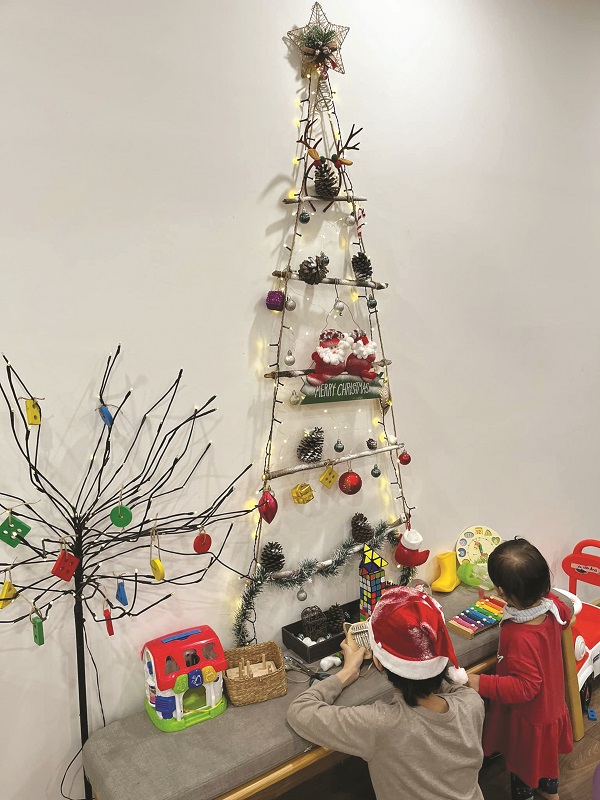 C&acirc;y th&ocirc;ng Noel tự l&agrave;mvừa đơn giản vừa đẹp,được c&aacute;c bạn nhỏ th&iacute;ch th&uacute; hưởng ứng