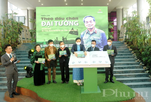 Các đại biểu thực hiện nghi lễ khai mạc triển lãm.