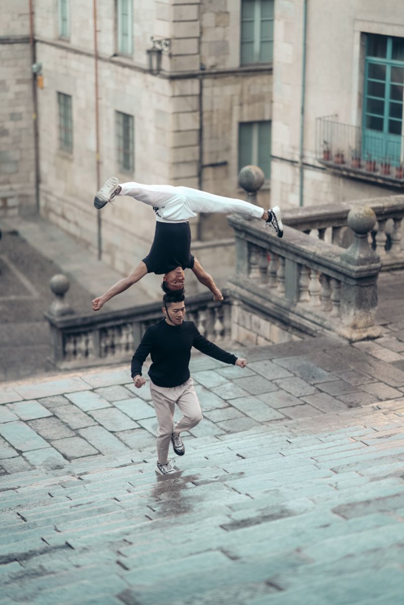 Hai anh em Quốc Cơ - Quốc Nghiệp đang tập luyện để chuẩn bị cho sự kiện phá kỷ lục thế giới của chính mình với tiết mục giữ thăng bằng một người trên đầu và leo liên tục trên những bậc thang.