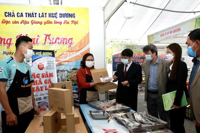 Đại biểu c&aacute;c sở ng&agrave;nh tham quan gian h&agrave;ng giới thiệu v&agrave; b&aacute;n sản phẩm OCOP tại Trung t&acirc;m thương mại M&ecirc; Linh Plaza H&agrave; Đ&ocirc;ng.