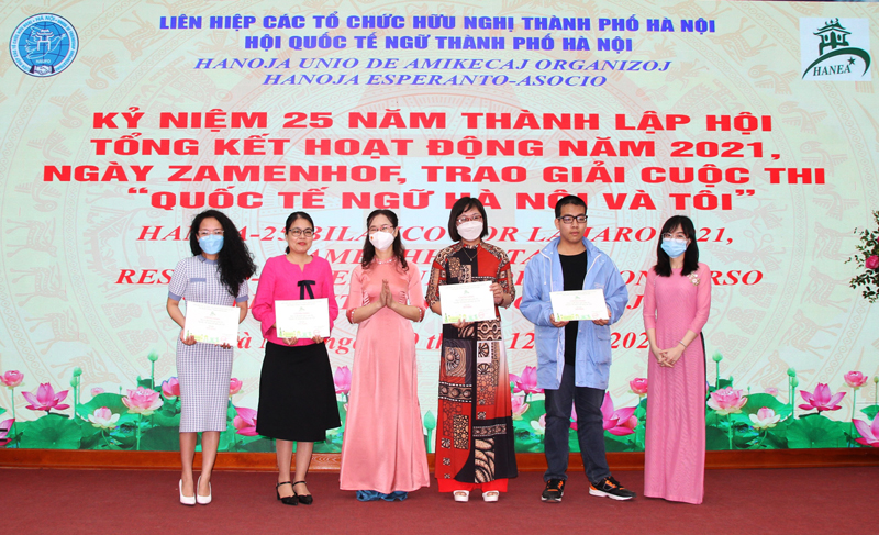 Chủ tịch HANEA Nguyễn Thị Phương Mai trao phần thưởng cho c&aacute;c th&iacute; sinh đạt giải trong cuộc thi "Quốc tế ngữ H&agrave; Nội v&agrave; t&ocirc;i".