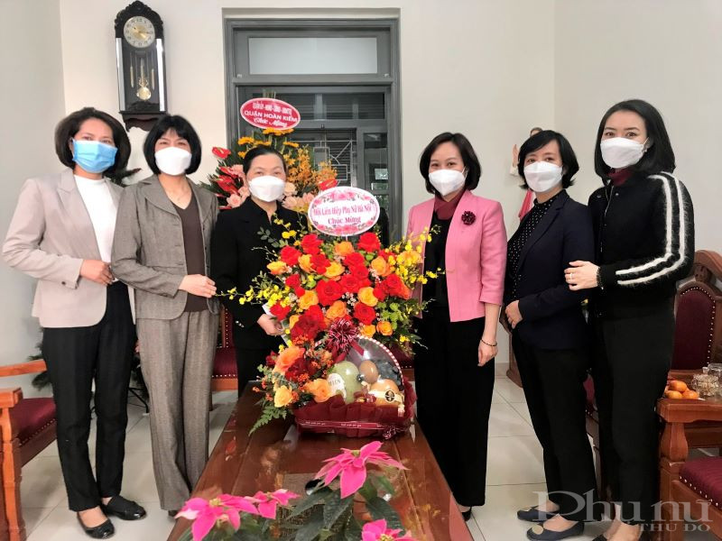 Đại diện lãnh đạo Hội LHPN Hà Nội llãnh đạo Hội LHPN quận Hoàn Kiếm và phường Tràng Tiền chúc mừng các nữ tu dòng thánh Phaolo tại Hà Nội. (Ảnh: T.H)