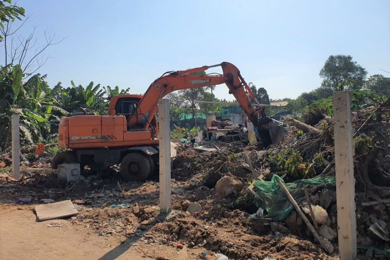 Chính quyền phường Yên Phụ, quận Tây Hồ đưa máy xúc vào cưỡng chế tháo dỡ nhà và san gạt hoa màu của người dân Chính quyền phường Yên Phụ, quận Tây Hồ đưa máy xúc vào cưỡng chế tháo dỡ nhà và san gạt hoa màu của người dân