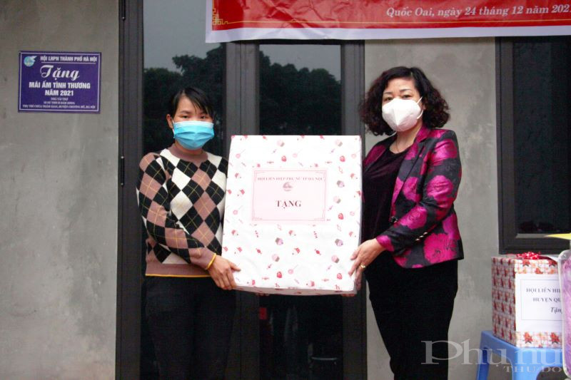 Đồng chí Lê Thị Thiên Hương trao quà chúc mừng chị Thủy nhân dịp khánh thành nhà mới.