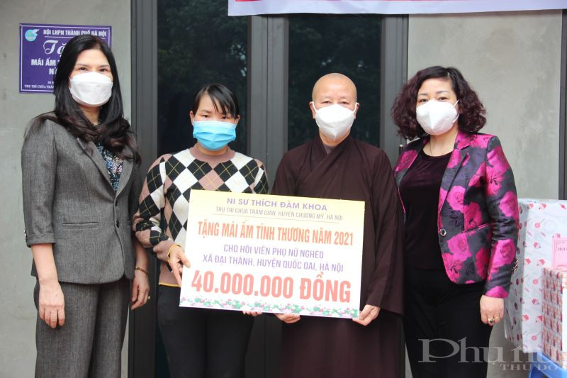 Đồng chí Lê Thị Thiên Hương, sư thầy Thích Đàm Khoa (lần lượt thứ 1, thứ 2 từ phải qua) trao kinh phí hỗ trợ cho chị Thủy.