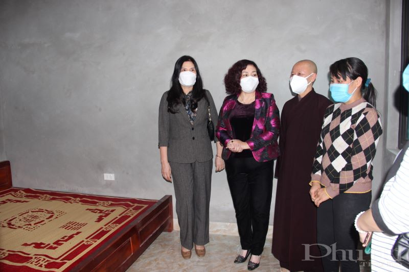 Các đại biểu tham quan ngôi nhà mới xây và động viên chị Thủy tích cực lao động, nỗ lực vươn lên trong cuộc sống.