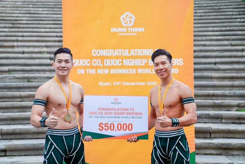 Quốc Cơ, Quốc Nghiệp nhận thưởng nóng từ Tập đoàn Hưng Thịnh sau khi hoàn thành việc xác lập kỷ lục Guinness Quốc Cơ, Quốc Nghiệp nhận thưởng nóng từ Tập đoàn Hưng Thịnh sau khi hoàn thành việc xác lập kỷ lục Guinness