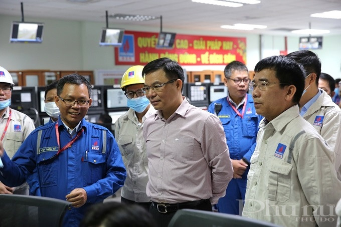 Phó Tổng Giám đốc Petrovietnam Lê Xuân Huyên (ngoài cùng bên phải) đánh giá cao sự nắm bắt cơ hội của BSR khi giá dầu cao để tăng doanh thu, lợi nhuận.