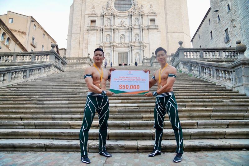 Tập đoàn Hưng Thịnh thưởng nóng hơn 1 tỷ đồng cho hai nghệ sĩ Quốc Cơ, Quốc Nghiệp - ảnh 2