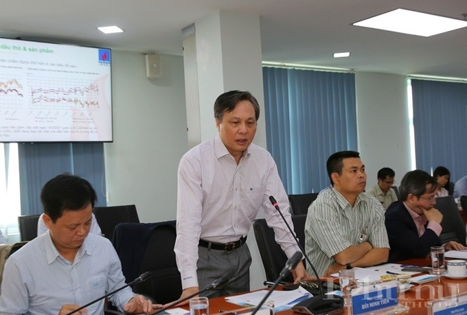 Tổng Giám đốc BSR Bùi Minh Tiến báo cáo tình hình SXKD với đoàn công tác. Tổng Giám đốc BSR Bùi Minh Tiến báo cáo tình hình SXKD với đoàn công tác.