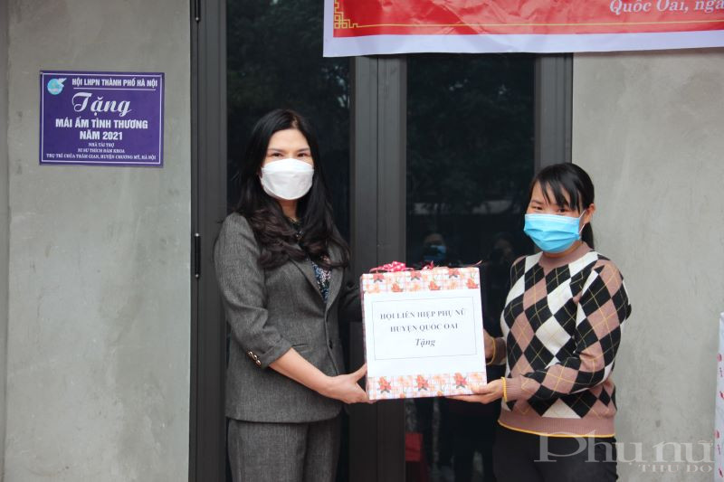 Đồng chí Lê Thị Thu Hà - Chủ tịch hội LHPN huyện Quốc Oai trao quà chúc mừng chị Thủy.