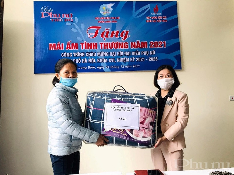 Đồng chí Trần Thị Việt Hoa, Phó Chủ tịch Hội LHPN quận Long Biên tặng quà cho gia đình chị Nga